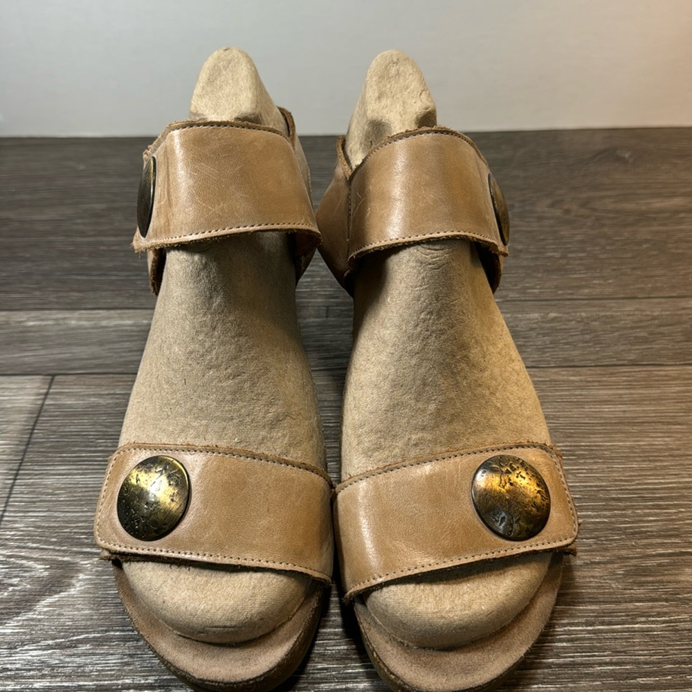 Taos Footwear Tan Sandals with Bronze Accents